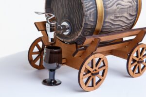БОЧКА НА ВОЗІ З РЮМКАМИ